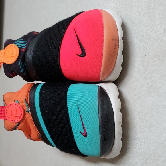 Nike - Picture 2 of 4